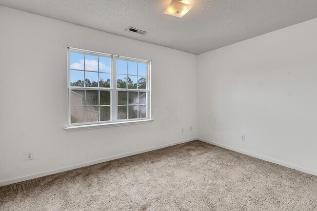 Building Photo - Townhome Close to Amenities!