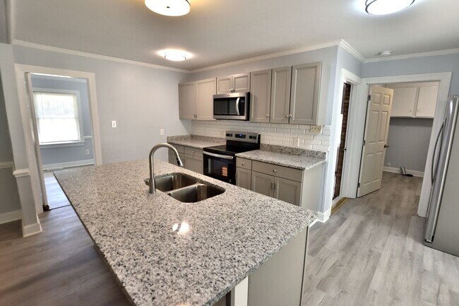 Building Photo - 1640 Bridgedale Dr