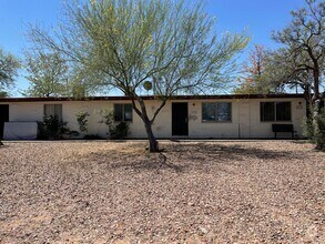 Building Photo - Central 2 bedroom 1 bath unit with Fenced ...