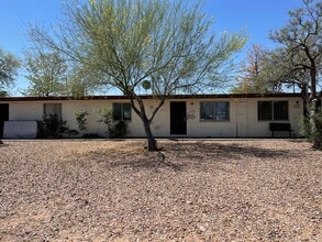 Building Photo - Central 2 bedroom 1 bath unit with Fenced ...