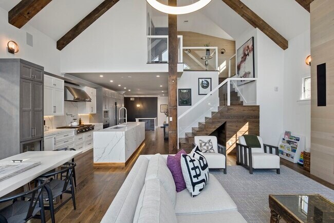 Building Photo - 719 E 2nd St