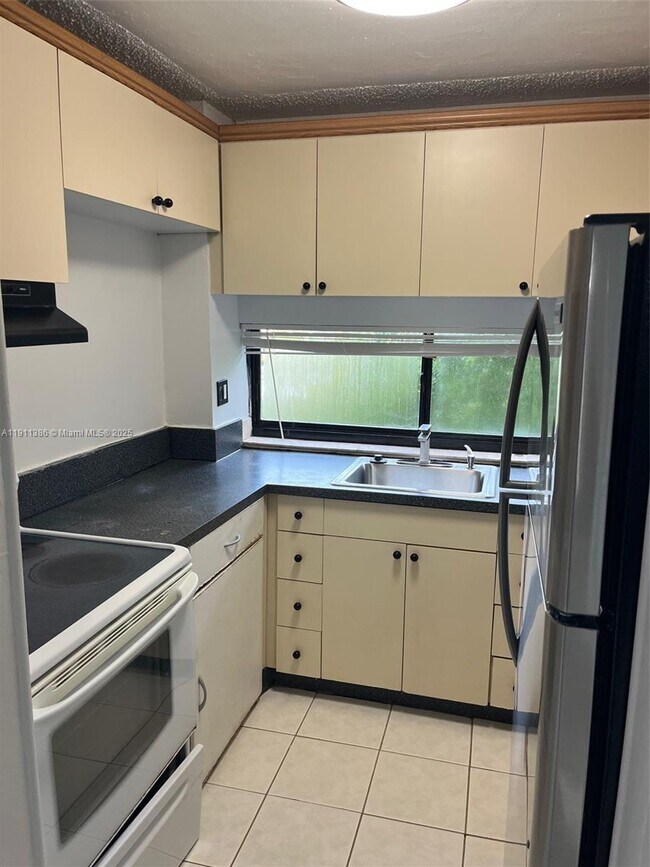 Building Photo - 17021 N Bay Rd