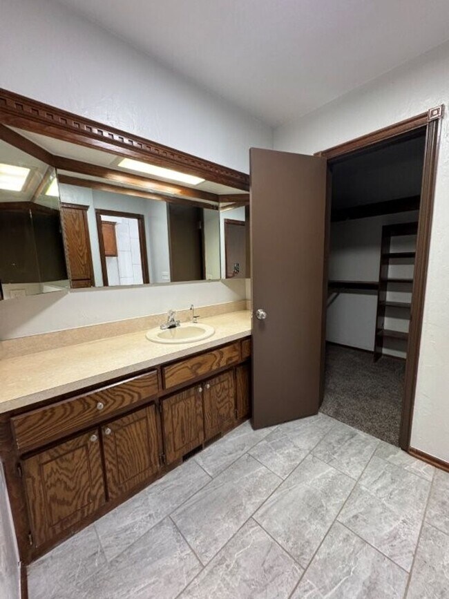 Building Photo - New flooring and tile, great location, lar...