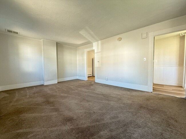 Building Photo - 208 Main St