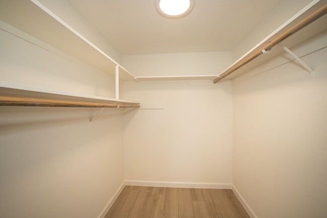Building Photo - Completely Remodeled 2 Bed, 2 Bath Condo in Desirable Greenhouse Complex!