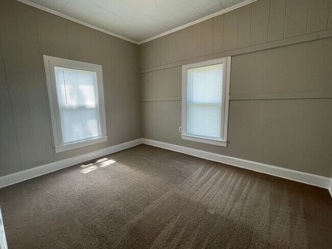 Building Photo - UNCG area with 3 bedrooms and 1 bath, Cent...