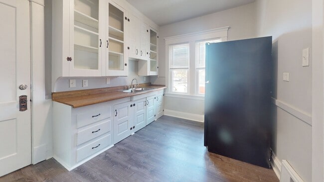 Building Photo - 2046 Wyandotte Ave