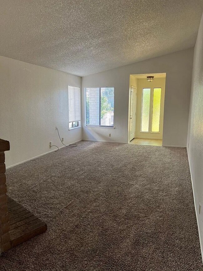 Building Photo - Charming 3 Bedroom, 2 Bath Halfplex in Southwest Woodland
