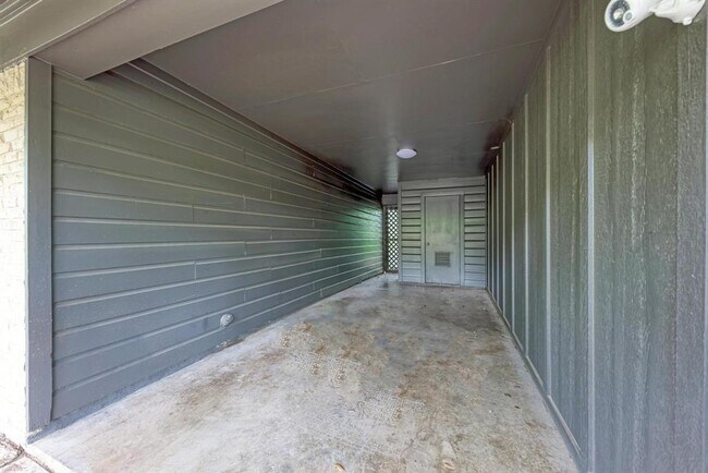 Building Photo - 1612 Elmhurst Dr