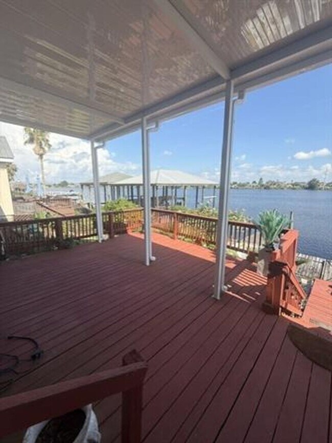 Building Photo - Beautiful and Spacious townhome in gated Clipper Estates. Three bedrooms, each with a private bat...