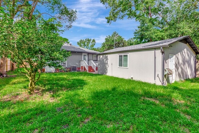 Building Photo - Completely Renovated Gem in Park Circle