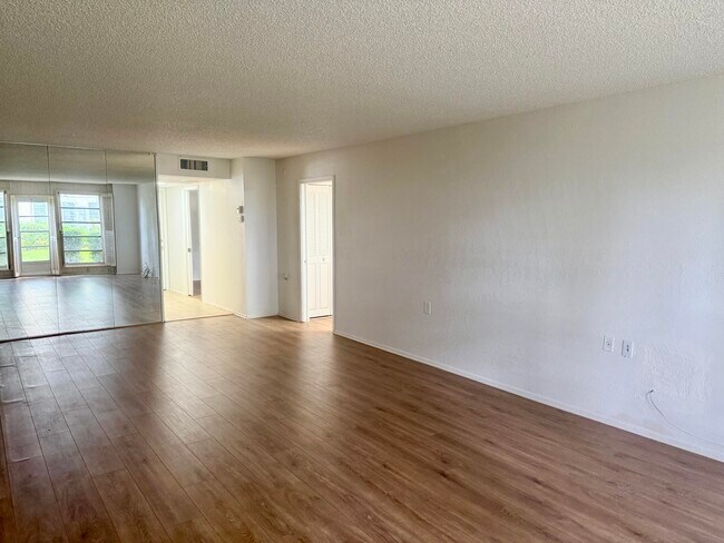 Building Photo - 4602 Martinique Way
