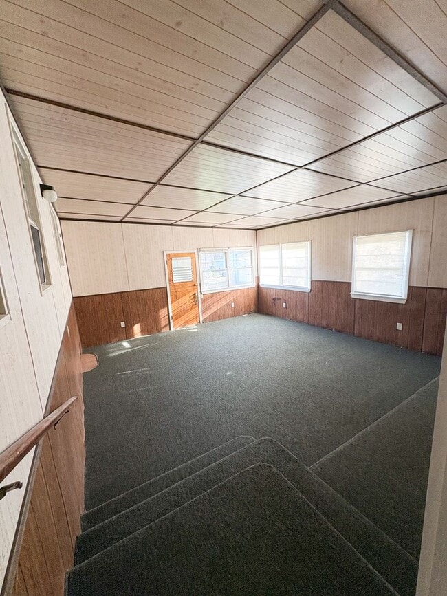 Building Photo - Spacious 3 bed 1.5 bath heights home