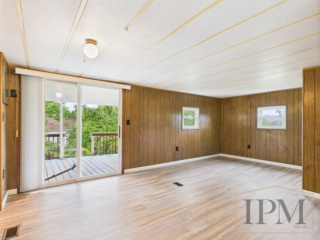 Building Photo - Available Now- 3 Bedroom 1.5 Bath Home - H...