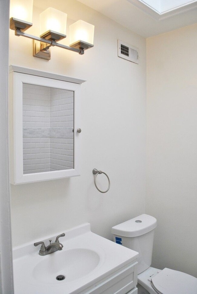 Building Photo - Georgetown near GT Medstar Hospital, Chic Rowhouse 5br/3Ba w/Yard, Deck, Parking