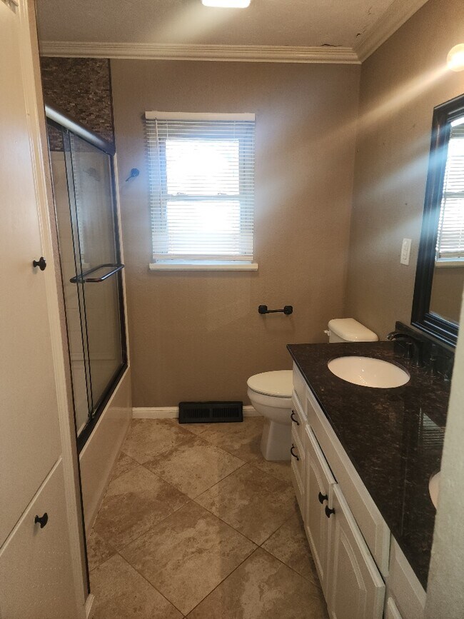 Building Photo - 1352 Chickasaw Dr