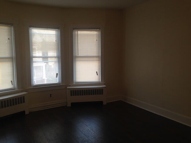 Building Photo - Great Home! Spacious and Updated! Wood Flooring! New Window! Eat-in-Kitchen! Yard!