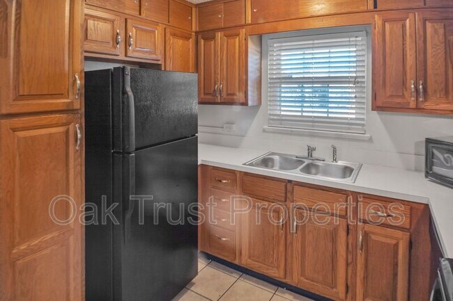 Building Photo - 874 S Colony Dr