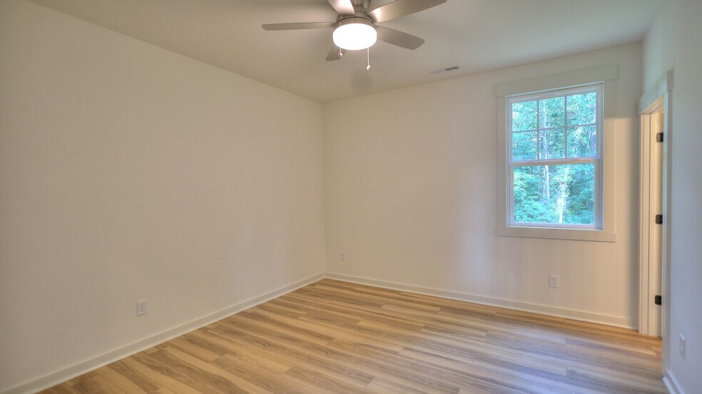Unit A - Primary bedroom with ensuite with double sinks - 345 W Stewart Ave