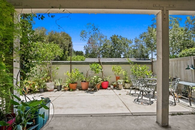 Building Photo - 23732 Hillhurst Dr