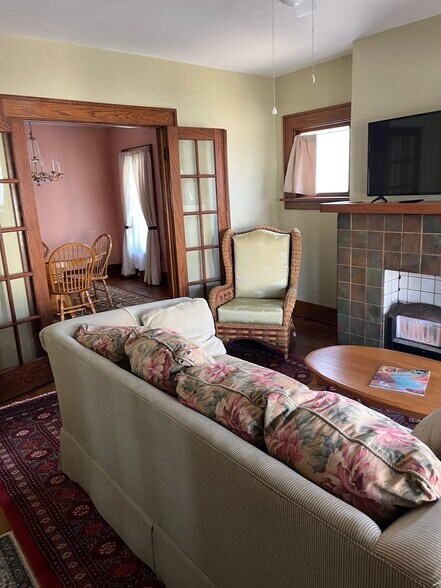 Living room - 719 W 2nd St