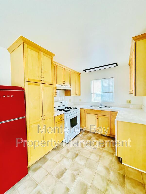 Building Photo - 1012 Munras Ave