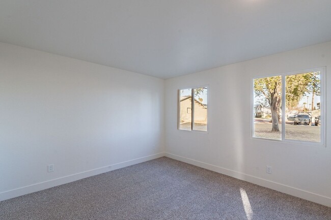 Building Photo - Gated community townhome- fully updated!