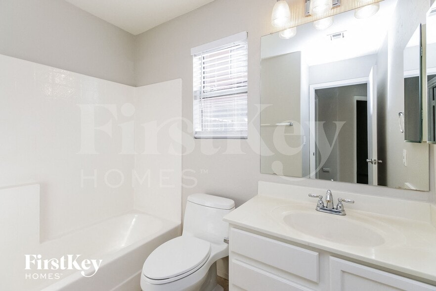 Building Photo - 902 S Ithica St