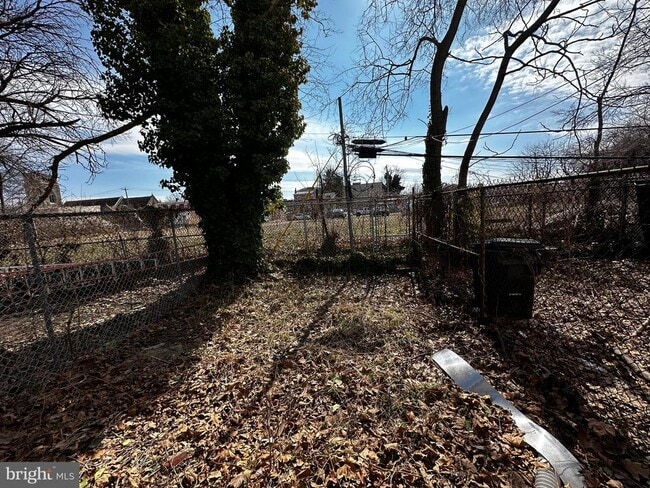 Building Photo - 6142 Larchwood Ave