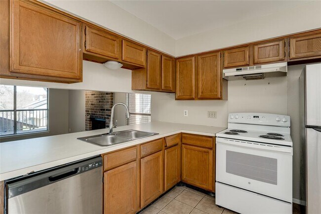 Building Photo - 1703 Waterloo Tr