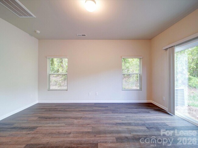 Building Photo - 916 S Battleground Ave