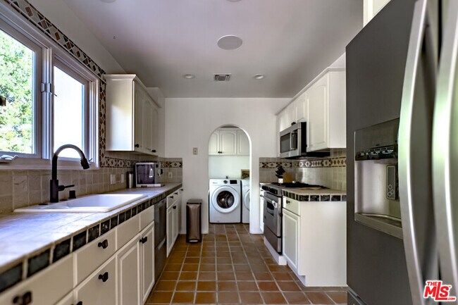 Building Photo - 434 Laurel Ave