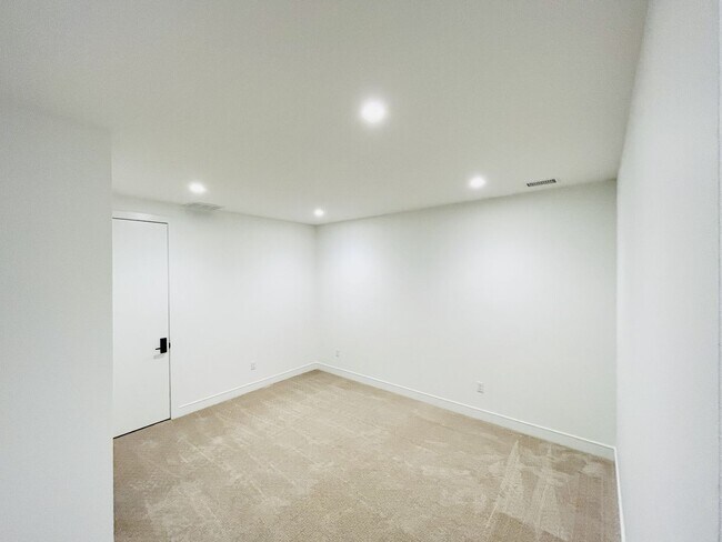 Building Photo - 3BD, 3.5BA West Wash Park Townhome with 2-Car Garage