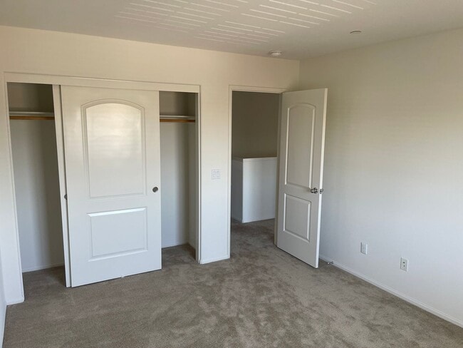 Building Photo - Spacious Two Story 5bd/3ba House