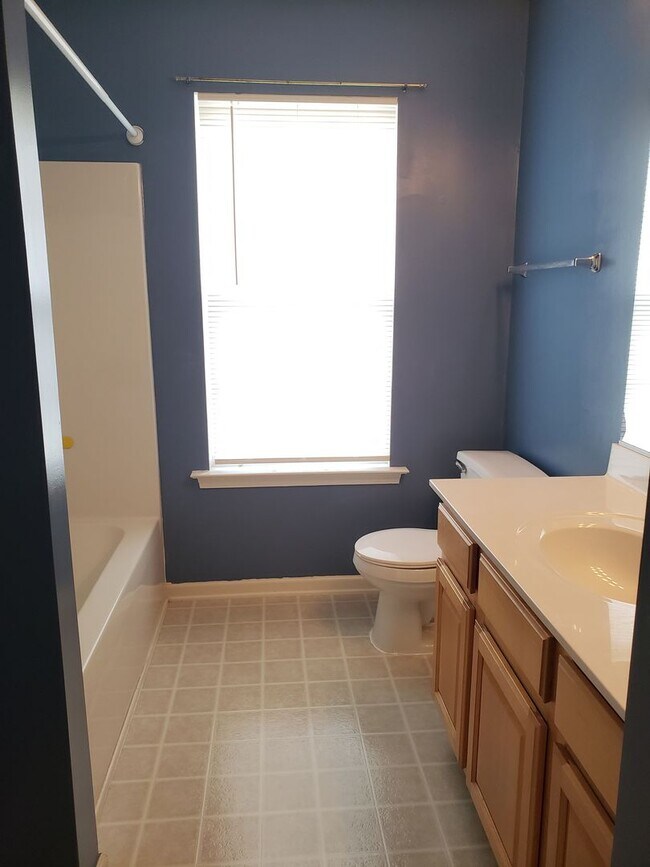 Building Photo - 1127 Fieldstone Dr