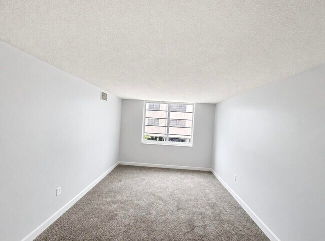 Building Photo - 1250 NE 125th St