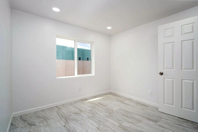 Building Photo - 1017 E West Cir Dr