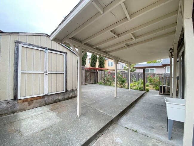 Building Photo - 3 Bedroom Home in SW Santa Rosa