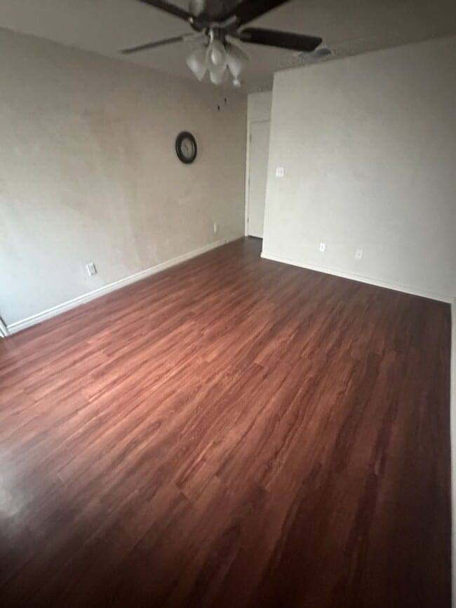 Building Photo - AVAILABLE NOW! (SECTION 8 ACCEPTED)