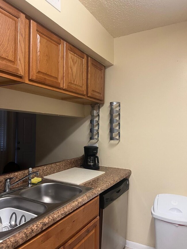 Building Photo - Fully Furnished 1-Bedroom Retreat in Windm...
