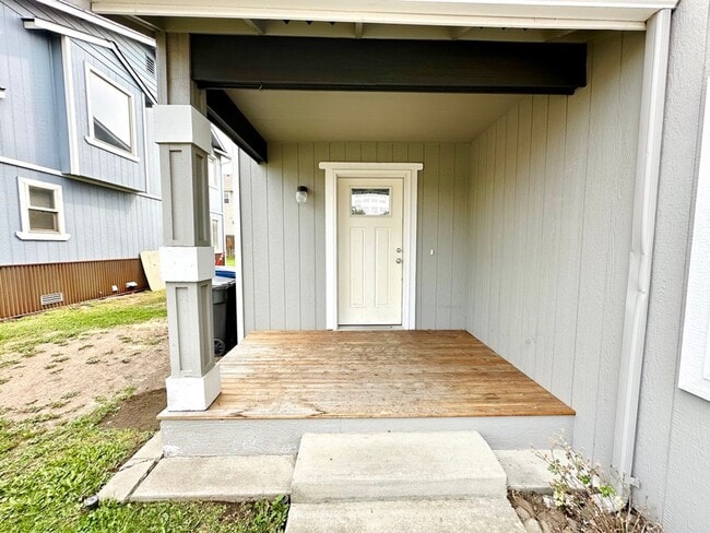 Building Photo - Updated Townhouse in Ellenbsurg