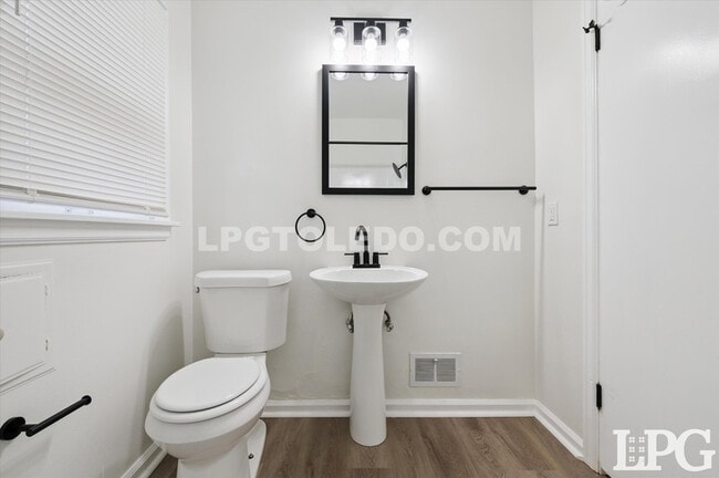 Building Photo - 3714 Wallwerth Dr