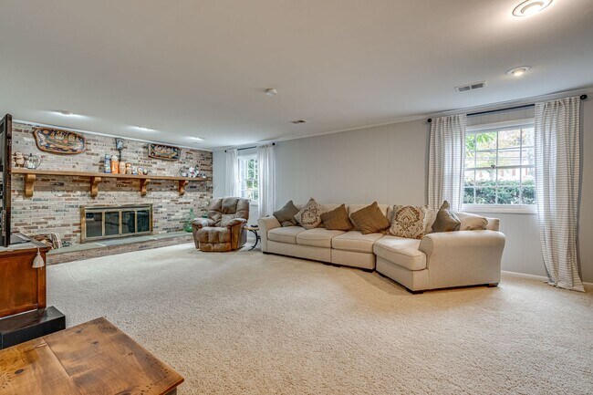 Building Photo - Charming 4 Bed SFH in Alexandria!