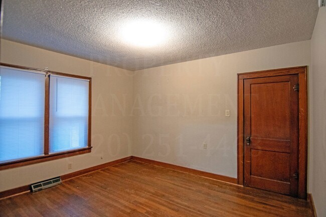 Building Photo - 2 Bedroom 1 Bath