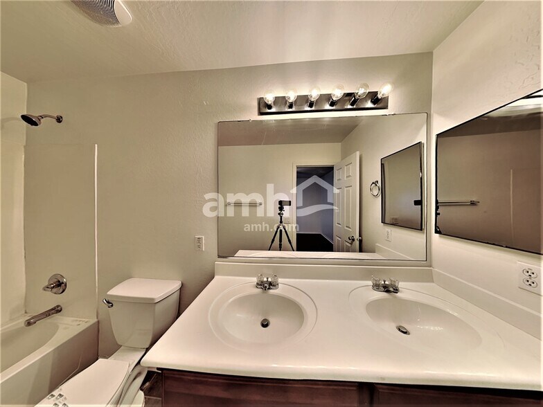 Building Photo - 21967 W Sonora St