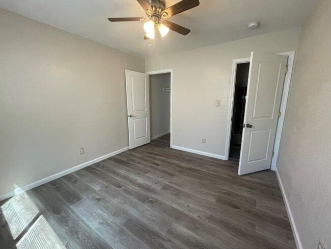 Building Photo - 2 Bedroom Walking Distance to Mather Air Force Base