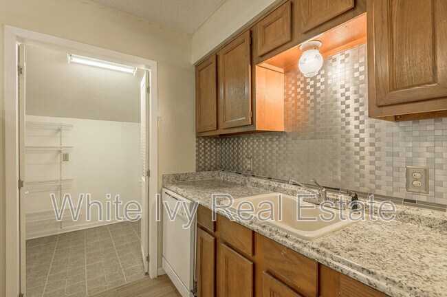 Building Photo - 76 Westwood Dr W
