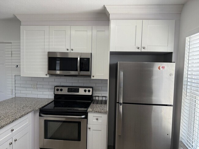 Building Photo - 2 Bedroom 1 Bath Home with Den/Office