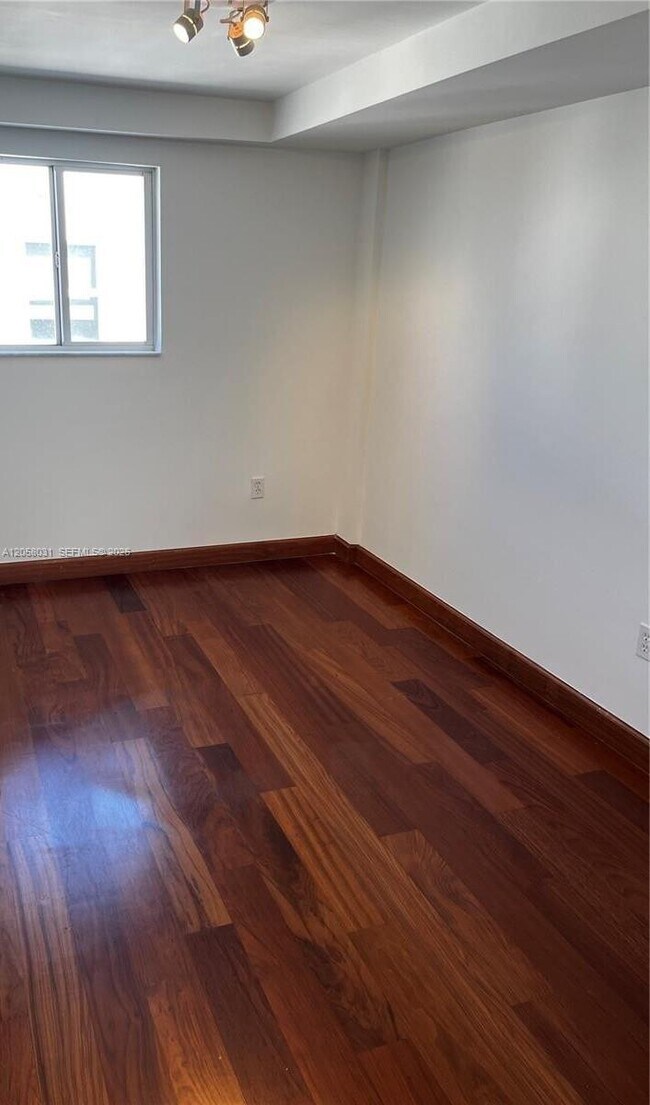 Building Photo - 1701 Sunset Harbour Dr