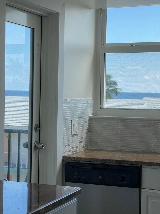 Building Photo - 1237 Hillsboro Mile